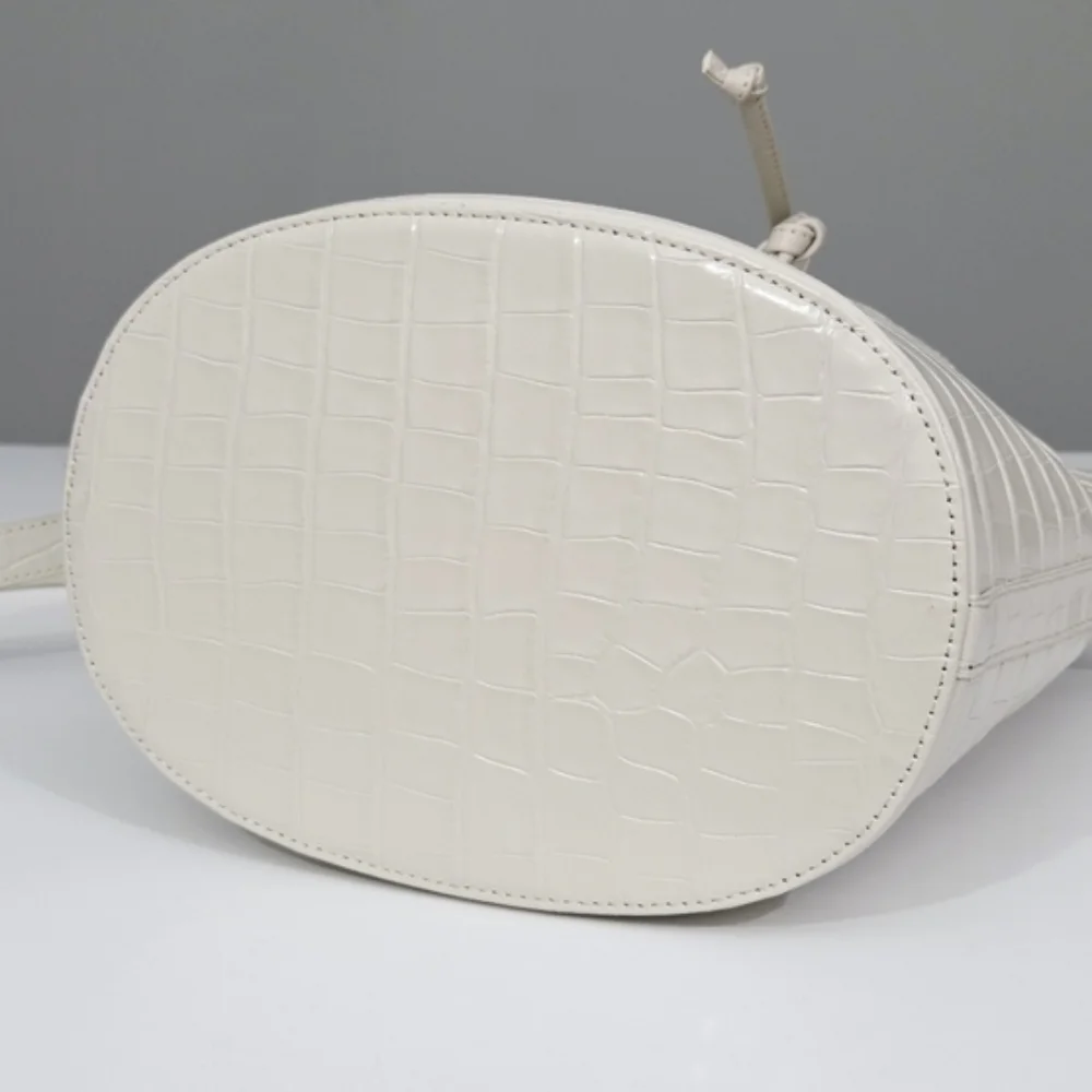 SEZANE FARROW CROSSBODY BUCKET BAG IN ECRU CROCO PRINT LEATHER - Picture 9 of 9